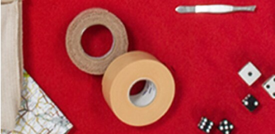 Une couverture sur laquelle se trouve le Ruban entièrement imperméable Nexcare(MC).
