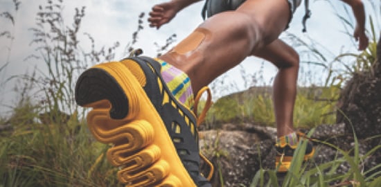 A runner with a Nexcare™ Foot Care Bandage on his hamstring.
