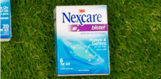 Un emballage de Pansements imperméables pour ampoules Nexcare(MC) sur une pelouse.
