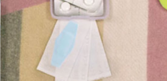 Plusieurs Pansements pour peau sensible NexcareMC sont étalés sur un couvre-lit.
